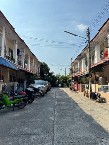 ขายทาวน์เฮ้าส์หมู่บ้านณัฐยาซอย 3อยู่หน้าค่ายกำแพงเพชรกระทุ่มแบนต.คลองมะเดื่อ อ.กระทุ่มแบน จ.สมุทรสาครเนื้อที่ 19.5 ตารางวา3 ห้องนอน 2 ห้องน้ำ1 ห้องรับแขก 1 ห้องครัวจอดรถยนต์ได้ 1 คันราคาขายเพียง 1.69 ล้านสถานที่ใกล้เคียง- ค่ายกำแพงเพชรอัครโยธิน- โรงเรียนประชินนุสรณ์- ตลาดสดกระทุ่มแบน- โลตัสกระทุ่มแบนสนใจติดต่อคุณอัมราภัสร์Tel : 062-5566954Line ID : 0616649897