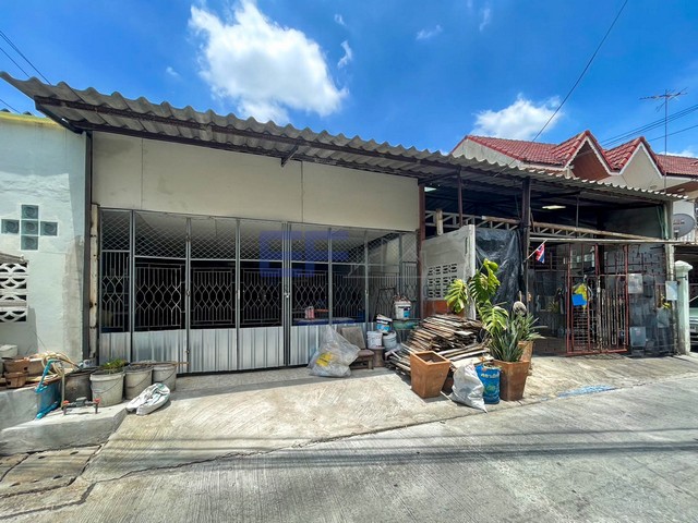 ขายบ้าน ซอยพหลโยธิน 48 ( ซอยร่วมพัฒนา 33 ซอย 21 )รหัสทรัพย์ : LA00304รายละเอียด+ บ้าน 2 ชั้นครึ่งปูน ครึ่งไม้ 53 ตารางวา+ 2 ห้องนอน 2 ห้องน้ำ 1 ห้องรับแขก+ ทิศหน้าบ้าน ทิศเหนือทำเลใกล้เคียง+ เซ็นทรัล รามอินทรา / Big C รามอินทรา+ รพ.ภูมิพล / รพ.เซ็นทรัลเยนเนอรัล+ ม.ราชภัฎพระนคร+ สามารถเข้า / ออกได้หลายทาง ทั้งจาก ซอยพหลโยธิน 48 (ซอยสายหยุด) ปากซอย มีรถไฟฟ้าสายสีเขียว หมอชิต-สะพานใหม่-คูคตแผ�