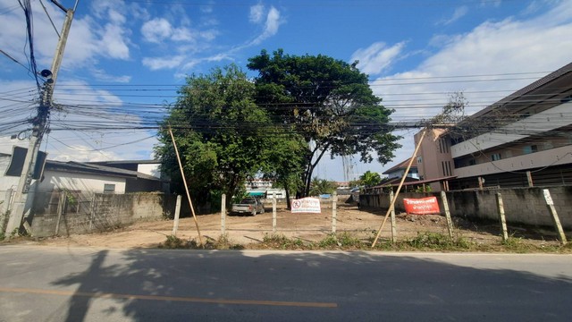 ขายที่ดิน 334ตรว.  หน้าม.แม่โจ้ อ.สันทราย จ.เชียงใหม่ . หน้ากว้าง ,ถมแล้ว  ,น้ำ-ไฟ ครบขายเพียง 9.9 ล้านบาทต่อรองได้ -----------‐----------------------------------  จุดเด่น 1.เป็นแปลงเล็กและแปลงเดียวในย่านนี้ที่มีขนาด334ตรว. แปลงอื่น 1 ไร่ขึ้นไป(ต้องใช้เงินเป็นสิบล้าน) 2. ที่ดินทรงสี่เหลี่ยมสวย หน้ากว้าง 3. ติดถนนสาธารณะ ลาดยาง กว้าง8 เมตร 4. น้ำ-ไฟ ถมดิน มีครบหมดแล้ว ไม่ต้องทำเอง และนำไปใช้ประโยชน์ได้ทั�