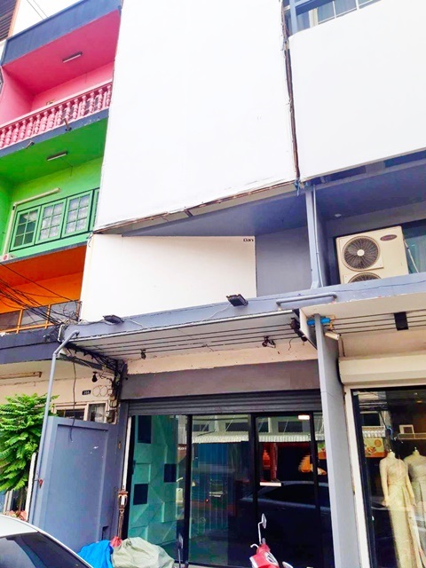 โชว์รูม ให้เช่า รัชดาภิเษก 2.4กม รถไฟฟ้าสายสีเหลือง เปาโล 850 ม.MRT ลาดพร้าว 2กม. อาคารพาณิชย์  3ชั้น  4นอน 4น้ำ  ลาดพร้าว  ถูกกว่าโกดัง 