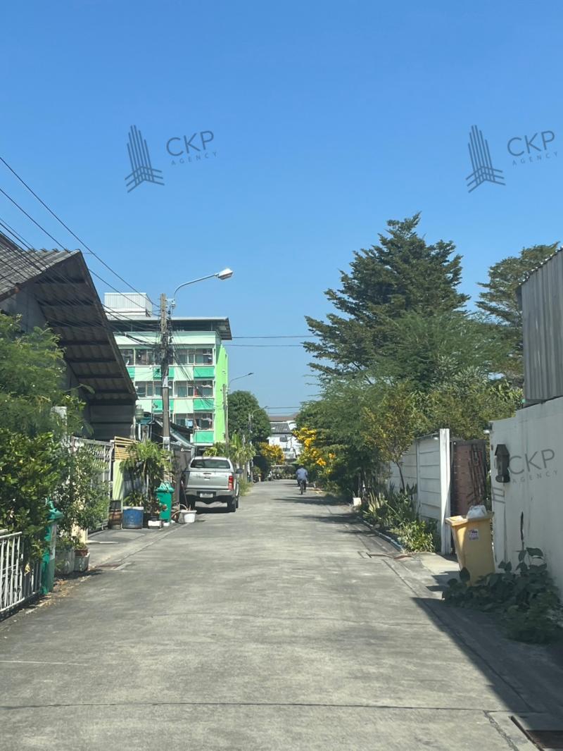 ขาย ที่ดินเปล่า ถมแล้ว ใกล้ม.รามคำแหง(บางนา) ใกล้ตลาดนัดและห้างสรรพสินค้า ใกล้ถนนหลายเส้น แขวงดอกไม้ เขตประเวศ กรุงเทพฯ สนใจติดต่อสอบถามได้ค่ะรายละเอียด (Description)- ขนาด 98 ตร.วา- ที่ดินเปล่าถมแล้วการเดินทาง - ทางคู่ขนานถนนกาญจนาภิเษก  1.7 กิโลเมตร- ทางคู่ขนานถนนบางนา-ตราด  3.1 กิโลเมตร- ถนนเฉลิมพระเกียรติ ร.9  3.5 กิโลเมตร- ถนนศรีนครินทร์  5.5 กิโลเมตร- ถนนสุขุมวิท  9.6 กิโลเมตรส�