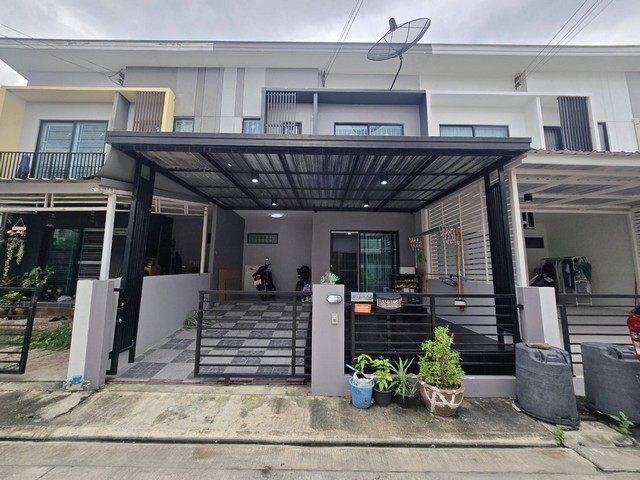 ขายทาวน์โฮม 2 ชั้น เดอะคอนเนค สุวรรณภูมิ 2 บางพลี สมุทรปราการ บ้านสภาพใหม่มาก ต่อเติม พร้อมอยู่บ้านสวยทำเลดี ใกล้สนามบิน สภาพใหม่มาก พร้อมอยู่ ต่อเติมห้องครัวและหลังคากันแดดโรงรถและติดเหล็กดัด มุ้งลวด แล้วโครงการ : เดอะคอนเนค สุวรรณภูมิ2 (The Connect Suwannabhumi2)พื้นที่ 18.2 ตร.วพื้นที่ใช้สอย 97.85 ตร.ม3 ห้องนอน, 2 ห้องน้ำ, 1 ครัว, 1 ห้องนั่งเล่น, 2 จอดรถ (ในบ้านและหน้าบ้าน)หน้าบ้านหันไ�