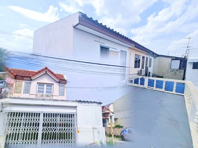 หลังมุม 2 นอน รร.คลองลำเจียก 500 ม. ให้เช่า  ทาวน์เฮาส์ 2 ชั้น  20 ตร.วา.160 ตร.ม.รพ.นวเวช 0.9 กม. 2 น้ำ