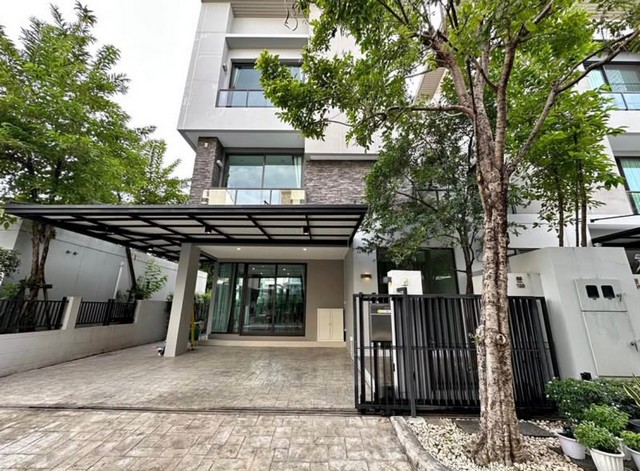 LV52983 ให้เช่า บ้านกลางเมือง คลาสเซ่ เอกมัย-รามอินทรา Baan Klang Muang Classe Ekkamai-Ramintraราคาเช่า : 120,000 บาท/เดือนที่ตั้ง : ถนนสุคนธสวัสดิ์ 19 แขวงลาดพร้าว เขตลาดพร้าว กทม.ชื่อโครงการ : บ้านกลางเมือง คลาสเซ่ เอกมัย-รามอินทรา Baan Klang Muang Classe Ekkamai-Ramintraรายละเอียด :- พื้นที่ใช้สอย ขนาด 241 ตร.ม.- 4 ห้องนอน - 4 ห้องน้ำ  - 1 ห้องนั่งเล่น - 1 ห้องครัว- 3 ที่จอดรถ- ตกแต่งพร้อมอยู่ พร้อมเครื่องใช้ไฟฟ้าสิ่งอำนวยความสะดวก : - Clu