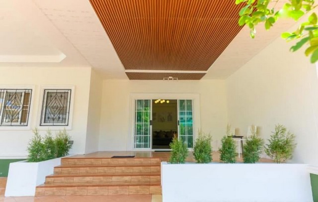 AOM 1576ขาย และเช่า บ้านเดี่ยวหลังใหญ่ พื้นที่เยอะ ทำเลทอง ในหมู่บ้านโรยัลปาร์คฮิลล์ ซ.บุญสัมพันธ์ บ้านตกแต่งใหม่สไตล์โมเดิร์น พื้นที่ใช้สอย 176 ตารางเมตร ที่ดิน 308 ตารางเมตร ทำเลดีมาก อยู่ใกล้แหล่งอำนวยความสะดวก ให้เฟอร์นิเจอร์และเครื่องใช้ไฟฟ้าใหม่แกะกล่อง มีให้ครบ ให้ทุกชิ้นตามรูป สามารถหิ้วกระเป๋าเข้าอยู่ได้เลย3 ห้องนอน 2 ห้องน้ำ  1 ห้องครัว1 ห้องรับแขก2 ที�
