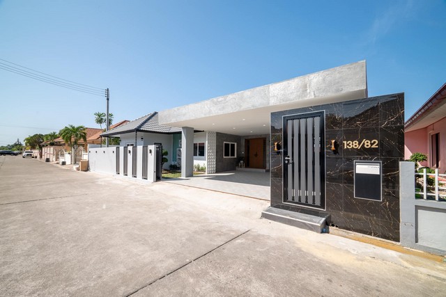 AOM 1581บ้านสวยทำเลดี ใจกลางเมือง ติดห้างเดอะชิลล์ 12 ล้านบาท ค่าโอน 50/50พื้นที่ 110.2 ตร.วา4 ห้องนอน 4 ห้องน้ำ ห้องโถงใหญ่ ตกแต่งแบบ Modern Luxury มี 2 ห้องครัว ครัวยุโรปพร้อมตู้แช่ไวน์และครัวไทยที่ออกแบบมาอย่างลงตัวแถมบิ้วอินทั้งหลังแถมเครื่องใช้ไฟฟ้าครบทุกห้องแบบจุกๆจอดรถภายในบ้านได้ 3 คันสระว่ายน้ำขนาด 3.5x7รปภ.24 ชม.ทำเลดีเดินทางสะดวกหมู่บ้าน พัทยาฮิลล์2 ติดต่อขอรูปและรายล�