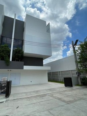 LVPU52990 ให้เช่า โฮออฟฟิต อาคิน วิภาวดี ARKIN VIBHAVADI สนามบินดอนเมืองราคาเช่า : 10,000 บาท/เดือน ที่ตั้ง : ถนนวิภาวดีรังสิต ซอยวิภาวดี 84 แขวงสนามบิน เขตดอนเมือง กทมฯชื่อโครงการ : อาคิน วิภาวดี ARKIN VIBHAVADIรายละเอียด :- บ้าน 3.5 ชั้น - แปลง 5- พื้นที่ 41.4 ตรว. - พื้นที่ใช้สอย270 ตรม. (ไม่รวมพื้นที่สวน)- 3 ห้องนอน - 4 ห้องน้ำ - 2 นั่งเล่น- 3 ที่จอดรถ- หลังคาจอดรถ- กล้องวงจรปิด- แอร์ 5 ตัว- ม่านม้วนสิ่งอำนวยความสะด�