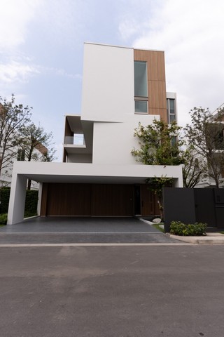 LVPU52989 ให้เช่า บ้านเดี่ยว วีเว่ กรุงเทพกรีฑา VIVE Krungthep Kreetha บ้านเดี่ยว 3 ชั้น ใกล้รถไฟฟ้าสายสีเหลือง สถานีศรีกรีฑาราคาเช่า : 300,000 บาท/เดือน ที่ตั้ง : ถนนกรุงเทพกรีฑา แขวงทับช้าง เขตสะพานสูง กทม. 10250ชื่อโครงการ : วีเว่ กรุงเทพกรีฑา VIVE Krungthep Kreethaรายละเอียด :- บ้านเนื้อที่ 76 ตร.ว. - พื้นที่ใช้สอย 324 ตร.ม- 3 ห้องนอน - 4 ห้องน้ำ- 1 ห้องแม่บ้าน พร้อมห้องน้ำแยก- จอดรถ 3 คัน- เฟอร์นิเจอร์และเครื่องใช้�