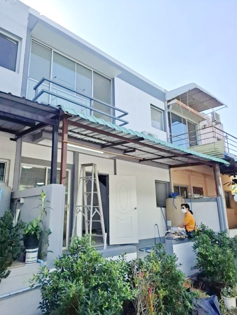 ให้เช่า 7,499 B-M ตลาดน้ำบางพลี 1 กม. รร.สารสาสน์วิเทศสุวรรณภูมิ 2.4 กม. รร.บางพลีราษฎร์บำรุง 900 ม.ทาวน์เฮาส์ 2 ชั้น รีโนเวทใหม่ทั้งหลัง ติดถนน 3 นอน 2 น้ำ 17ตร.วา.135 ตร.ม.บรรยากาศเงียบสงบ ปลอดภัย ม.หัวเฉียวเฉลิมพระเกียรติ 4.8 กม. เดินทางสะดวก Bangplee Floating Market 1 km. atmosphere Sarasas Witaed Suvarnabhumi Sch 2.4km. Bangplee Rat Bamrung Sch. 900m. 2-storey townhouse renovated throughout on the road 3 bed 2 bath 17 sq.wa. 135sq.m. for rent 7,498B-M quiet safe Huachiew Chalermprakiet University 4.8km. convenient transportation ถ.สุขาภิบาล 6 เฉลิมพระเกียรติ ตำบล บ