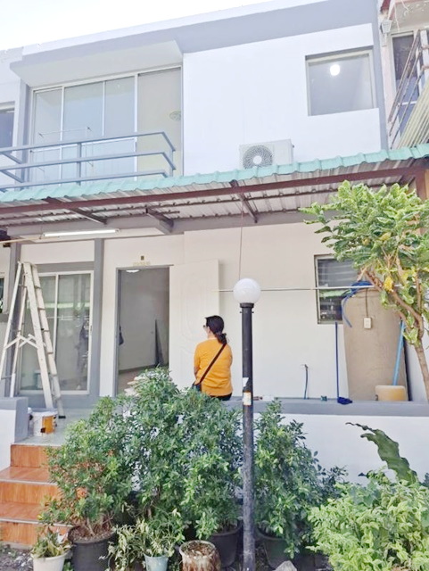 ตลาดน้ำบางพลี 1 กม.รร.สารสาสน์วิเทศสุวรรณภูมิ 2.4 กม. รร.บางพลีราษฎร์บำรุง 900 ม.ทาวน์เฮาส์ 2 ชั้น รีโนเวทใหม่ทั้งหลัง ติดถนน 3 นอน 2 น้ำ16 ตร.วา.130 ตร.ม.ให้เช่า 7,499 B-M บรรยากาศเงียบสงบ ปลอดภัย ม.หัวเฉียวเฉลิมพระเกียรติ 4.8 กม. เดินทางสะดวก Sarasas Witaed Suvarnabhumi Sch 2.4km. Bangplee Rat Bamrung Sch. 900m. 2-storey townhouse renovated throughout on the road 3 bed 2 bath 16 sq.wa. 130sq.m. for rent 7,499B-M quiet safe Huachiew Chalermprakiet University 4.8km. convenient transportation Bangplee Floating Market 1 km. atmosphereถ.สุขาภิบาล 6 เฉลิมพระเกียรติ ตำบล บ�