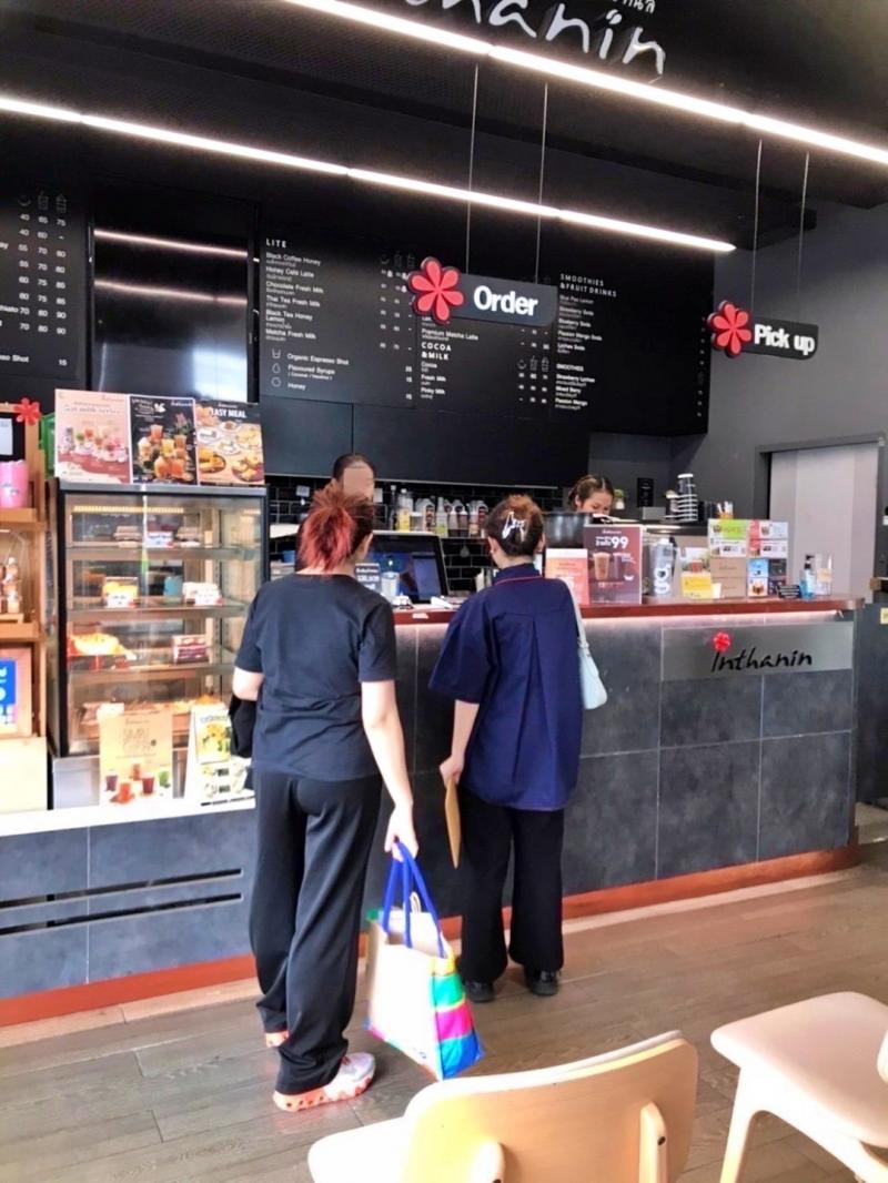 &nbsp;&nbsp;สนใจติดต่อทาง line official นะคะLine ID = @761vcmxrหรือ คลิกลิงค์https://lin.ee/ENjikZOเซ้งด่วน 1.49 ล้าน&nbsp; #ร้านกาแฟอินทนิล&nbsp; #สาขาแมเนอร์อเวนิว #สนามบินน้ำ&nbsp;ทำเลดีมาก ติดริมถนน ใกล้แหล่งชุมชน ที่จอดรถสะดวก&nbsp;&nbsp;สนใจติดต่อทาง line official นะคะLine ID = @761vcmxrหรือ คลิกลิงค์https://lin.ee/ENjikZO- สามารถเลือกได้ว่าจะทำอินทนิลต่อ หรือรีโนเวทเป็นแบรนด์ตัวเอง&nbsp;-พนักงานมืออาชีพ #พร้อมรันงานต่อได้- พนักงานหญิงหน้าร้าน 4 คน �