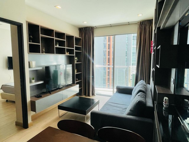 ให้เช่าคอนโด Skywalk Residences 59 ตรม ชั้น19 ตกแต่งพร้อมเข้าอยู่ ใกล้ BTSพระโขนง- เนื้อที่ 59 ตรม- 2 ห้องนอน 1 ห้องน้ำ - ชั้น 19 วิวเมืองสิ่งอำนวยความสะดวก : ที่จอดรถ 1 คัน (ไม่ระบุที่จอด), Lobby, Mail box, ฟิตเนส , สระว่ายน้ำ สวนภายในโครงการ, CCTV, รปภ. 24 ชม. , เข้าอาคารโดยระบบ key cardสถานที่ใกล้เคียง ：200 เมตรจาก บีทีเอส พระโขนง, ตลาด W distict, Summer Hill, 7-Eleven, ร้านขายยา, ร้านอาหารมากมาย, ตลาดสด, ร้านกาแฟ, ร้านเสริมสวย และสิ่ง