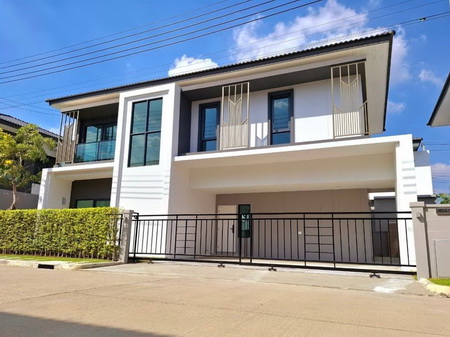รหัสทรัพย์สิน :  HL#29690 (L082155)พีเว่ รามอินทรา - วงแหวน PYVE Ramintra - Wongwaen  บ้าน 2 ชั้น เนื้อที่ 58 ตร.ว.  พื้นที่ใช้สอย 233 ต.ร.ม.    4 ห้องนอน 5 ห้องน้ำ จอดรถ 3 คัน   หน้าบ้านหันทิศใต้    บ้านใหม่ยังไม่เคยอยู่อาศัย เจ้าของได้ตรวจรับบ้านอย่างละเอียด 2 รอบ โดยบริษัท ตรวจรับบ้านที่เชื่อถือได้ และมีแก้ไขงานให้บ้านออกมาดี สวยงาม คุณภาพดีที่สุด        เดินทางสะดวก เข้า-ออกใจกลางเมืองได้ง่าย ถึงทางด่�