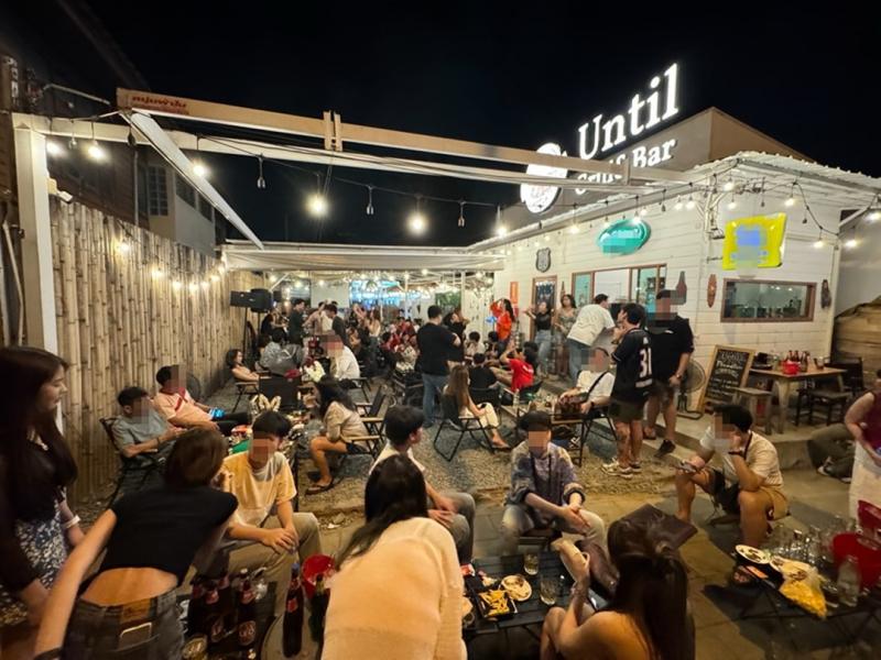 สนใจติดต่อคุณชิน 083-133-3336เซ้งร้านนั่งชิว-ดนตรีสด&nbsp; #ย่านนวมินทร์ #คลองกุ่ม บรรยากาศชิว-เพียง 555,555 บ ใกล้บริษัทจำนวนมาก&nbsp;-ร้านพร้อมเปิดต่อได้เลย&nbsp;- มีลค.ประจำ และสัญจรมาตลอด&nbsp;สิ่งที่จะได้รับ-โต๊ะ+เก้าอี้ 18 ชุด-ตู้แช่อาหารฟรีซ-ตู้แช่เครื่องดื่ม(ใหญ่) 3 บาน-ตุ้แช่เครื่องดื่ม(เล็ก) 2 บาน-โปรเจกเตอร์ พร้อมผ้าใบ-เครื่องแคชเชียร์-แอร์ในห้องแคลชเชีย 1 ตัว-ชั้นวางแก้ว-หม้อท�
