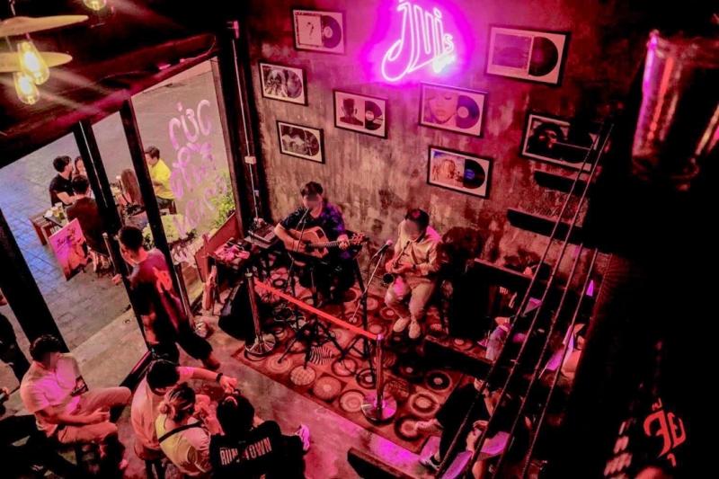 สนใจติดต่อ-นัดดูร้าน คุณตี๋โทร 094-626-1978เซ้งเพียง 450,000 บ #ได้คืน 200,000 บ #ใกล้btsสะพานควาย&nbsp; #อารีย์&nbsp;ร้านอาหาร-บาร์ @ในโครงการ THE Aqua- เพียง 200 เมตรจาก BTS สะพานควาย- ขอใบอนุญาตขายอาหาร ขายเครื่องดื่มได้- ราคานี้รวมอุปกรณ์ทุกอย่าง- ตึก 3 ชั้นครึ่ง ห้องน้ำ 2 ห้อง- หน้ากว้างประมาณ 5.5 เมตร ลึก 12 เมตร- มีครัวเป็นสัดส่วน- ชั้น 2 มี 2 ห้อง- ชั้น 3 โล่ง มีดาดฟ้า&nbsp;สามารถทำที่พักได้ ตึกสะอาดเอี่ยม �