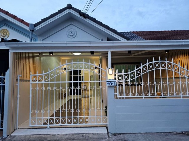 ขายบ้านโชคชัยวิลเลจ4 บ้านรีโนเวทใหม่ สวยมาก หมู่บ้านดี น่าอยู่ ทำเลเด่น หมู่บ้าน มีสระว่ายน้ำและสนามเด็กเล่น????ซอยเนินพลับหวาน ตรงกันข้าม โรงเรียนสว่างบริบูรณ์( โรงเรียนนานาชาติของจีน) ทางเข้าเป็นธนาคาร กรุงเทพและธนาคารออมสิน พื้นที่ 24 ตารางวา 2 ห้องนอน 1 ห้องน้ำ 1 ห้องครัว 1ห้องทานอาหาร1 จอดรถในบ้าน1 จอดรถหน้าบ้าน.  ขาย 2.39 ล้านค่าใช้จ่ายวันโอนคนละครึ่ง-------------------