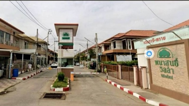 LVpop53010 ขาย บ้านแฝดสไตล์ บ้านเดี่ยว พนาสนธิ์ วิลล่า นิมิตใหม่ PHANASON VILLA NIMITMAIราคาขาย : 3.2 ล้านบาท  ที่ตั้ง : ถ. นิมิตใหม่ แขวงทรายกองดิน เขตคลองสามวา กรุงเทพมหานคร 10510ชื่อโครงการ : พนาสนธิ์ วิลล่า นิมิตใหม่ / PHANASON VILLA NIMITMAIรายละเอียด : - ขนาด 40.5 ตร.วา- 3 ห้องนอน - 3 ห้องน้ำ- อนุญาตสัตว์เลี้ยง พันธ์ุเล็ก รีบจองด่วน- ห้องนอนใหญ่มีห้องน้ำในตัว- 1 ครัว- 1 ห้องโถง- 2 ที่จอดรถ ในบ้าน- แอร์ 3 - ปั๊มน้ำสิ่ง�
