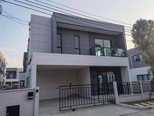LVPP53009 ให้เช่า บ้านเดี่ยว หลังใหม่ พื้นที่สวนขนาดใหญ่ เซนโทร บางนา Centro Bangna ทำเลเทพ ใกล้เมกะบางนา และ รร. นานาชาติราคาเช่า : 120,000 บาท/เดือน ที่ตั้ง : ถนนกาญจนาภิเษก ต.บางแก้ว อ.บางพลี จ.สมุทรปราการชื่อโครงการ : เซนโทร บางนา Centro Bangnaรายละเอียด : – พื้นที่ใช้สอย 190 ตร.ม. – ขนาด 55  ตรว.– 4 ห้องนอน – 4 ห้องน้ำ– กำลังตกแต่ง  สามารถปรับฟังก์ชั้นห้อง ตามการใช้งานของผู้เช่าได้– ทีวีห้องรับแข