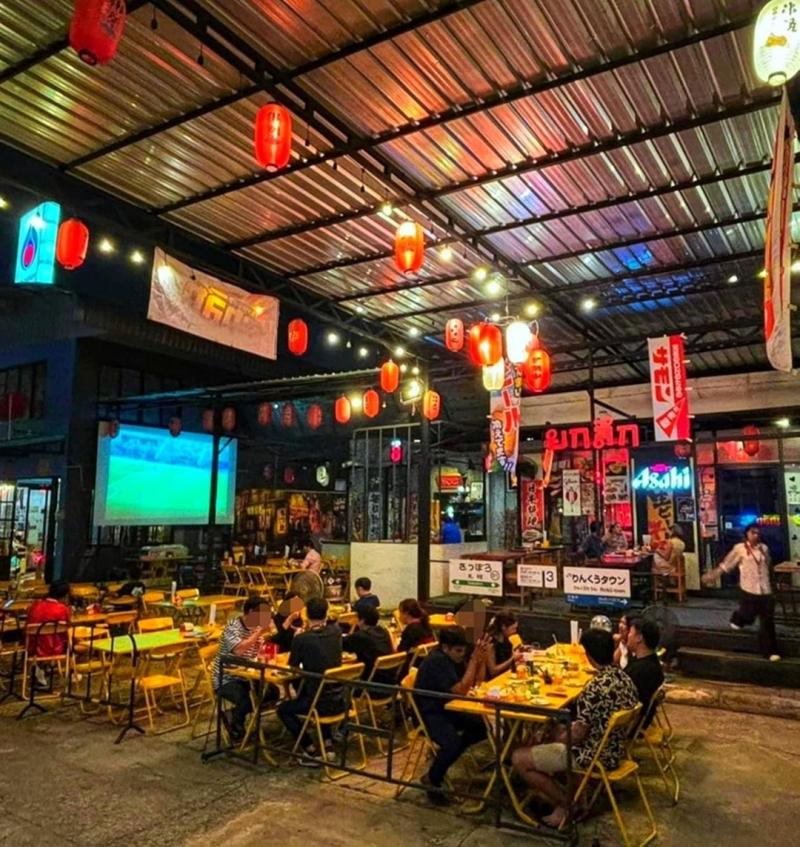สนใจติดต่อสอบถามคุณเอ๋ 093-615-5222เซ้งร้านอีสาน&อิซากายะ&nbsp; #เส้นราชพฤกษ์ #ท่าอิฐ @ใกล้ปั๊ม ปตท.ประดับดาว&nbsp;เพียง 460,000 บ #เปิดมาเกือบ6ปี มีฐานลูกค้า- รอบๆหมู่บ้านเยอะ&nbsp; ที่จอดรถเยอะ- มีทั้งห้องแอร์ และโซนเอ้าท์ดอร์-ร้านเปิดปกติทุกวัน สนใจเข้าดูได้ทุกวัน&nbsp;ให้อุปกรณ์ทุกอย่าง เปิดต่อได้เลย- พร้อมสอนสูตรอาหารถ้าต้องการ #มีพนักงาน- มีงบสนับสนุนจากบริษัทเครื่องดื่ม- ส�