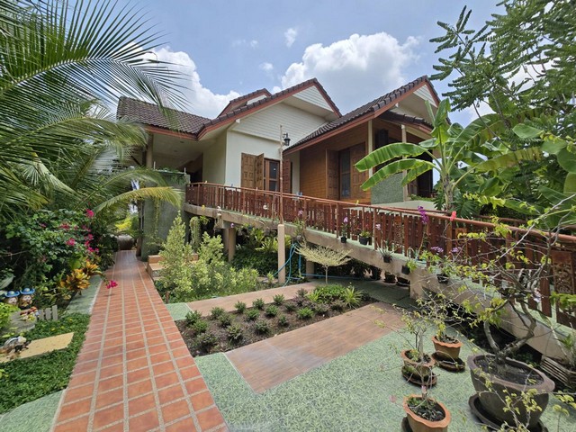 ขายที่ดินพร้อมบ้านเดี่ยว บ้านริมคลอง ต.ท่าคา อ.อัมพวา สมุทรสงคราม 353.2 ตร.ว ใกล้ตลาดท่าคา บ้านพร้อมเฟอร์นิเจอร์ เข้าอยู่ได้ทันทีบ้านริมคลองทำเลดีที่สุด ที่ยังสมบูรณ์ด้วยบรรยากาศวิถีชาวตลาดน้ำโบราณมีพระพายเรือมาบิณทบาตร รวมทั้งหน้าบ้านติดถนนราดยาง และด้านหลังบ้านติดคลองและยังมีสะพานเชื่อมต่อกับตลาดท่าคา เดินทางสะดวกมากๆ และหาของกินได้ง่าย - เนื้อที