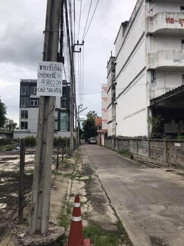 ขายที่ดินทำเลดี ขนาด 480 ตร.ว. ในซอยอ่อนนุช 55/3 โอกาสดีสำหรับการลงทุนหรือสร้างบ้านในทำเลที่น่าสนใจ! ขายที่ดินขนาด 480 ตารางวา พร้อมล้อมรั้วเรียบร้อยแล้ว อยู่ห่างจากถนนอ่อนนุชเพียง 150 เมตรข้อเด่นของที่ดิน:•ขนาดเหมาะสม: 480 ตารางวา เหมาะสำหรับการพัฒนาหรือสร้างที่อยู่อาศัยหรือโครงการลงทุน•ทำเลที่สะดวก: เข้าซอยจากถนนอ่อนนุชเพียง 150 เมตร ทำให้การเข้าถึงง่ายและสะด�