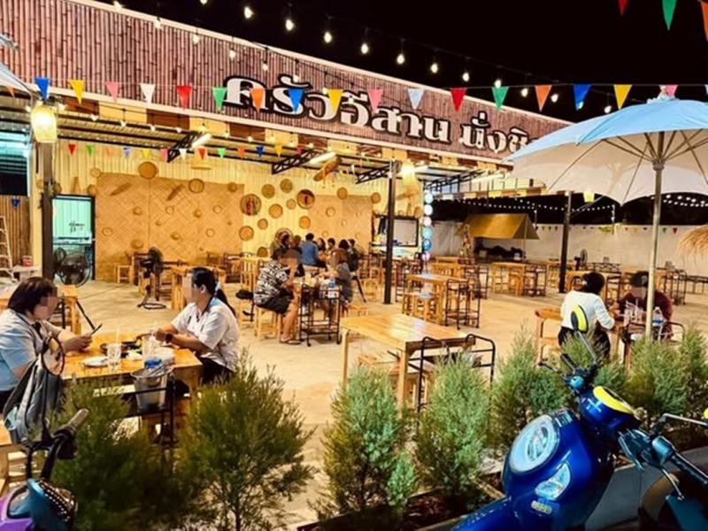 เซ้งด่วน ร้านอาหาร&nbsp; #สุขสวัสดิ์84 ใกล้โรงงาน NMB-Minebea- ล้อมรอบด้วยโรงงานขนาดใหญ่ 7-10 บริษัท #ผู้คนเยอะ- มีฐานลูกค้า มีลูกค้าประจำ ติดกับตลาดขนาดใหญ่- พร้อมโครงสร้างขนาดใหญ่&nbsp; มีที่จอดรถขนาดใหญ่ๆ จอดได้เยอะ มีคนเช่าจอด&nbsp;ปล่อยเซ้ง 380,000 บ #ราคาคุยได้- ชุมชนคนเยอะมากๆ #ยังเปิดให้บริการ- โรงงานมาจัดเลี้ยงที่ร้านเป็นประจำไม่ขาด- ทั้งโซนนอก และโซนในซอย มีร้านเรา ร้านเด�