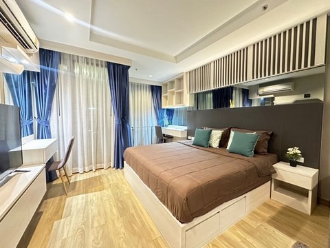 TEL : 092-288 9359 คุณดนิตาLine : https://line.me/ti/p/yxo92dHWP1ปล่อยเช่าคอนโด ลัดดาพลัส ศรีราชาขนาด 33.78 ตรม.ชั้น 6 1 นอน 1 น้ำ เฟอร์นิเจอร์บิวท์อินครบเครื่องใช้ไฟฟ้าตามรายการดังนี้แอร์ TV ตู้เย็น เตาไฟฟ้าพร้อมเครื่องดูดควันไมโครเวฟ เครื่องซักผ้า เครื่องทำน้ำอุ่นจอดรถฟรี 1 คัน/ห้องไม่อนุญาตให้เลี้ยงสัตว์ค่าน้ำหน่วยละ 35 บาท ค่าไฟตามกรมไฟฟ้าสิ่งอำนวยความสะดวก- ลิฟท์- ที่จอดรถ- ฟิสเนส - สระว่ายน้�