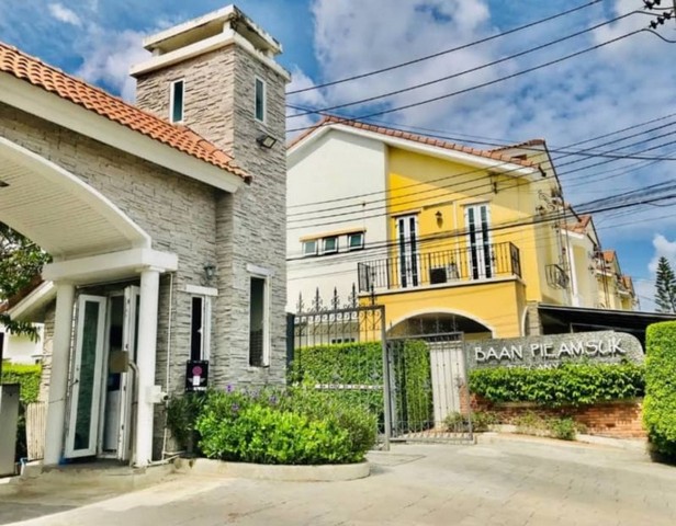 LVpop53016 ขาย Townhome บ้านเปี่ยมสุข ทัศคานี พัฒนาการ 44 ใจกลางเมืองเดินทางสะดวก 15 นาทีถึงเอกมัย ทองหล่อ ใกล้จุดขึ้นลงทางด่วนราคาขาย : 4.39 ล้านบาท (ค่าโอนคนละครึ่ง)ที่ตั้ง : ซอยพัฒนาการ 44 ถนนพัฒนาการ แขวงสวนหลวง เขตสวนหลวง กทม.ชื่อโครงการ : บ้านเปี่ยมสุข ทัศคานี พัฒนาการ 44 Baan Pieamsuk Tuscany Pattanakarn 44รายละเอียด : - เนื้อที่ 20 ตร.ว. - พื้นที่ใช้สอย 120 ตร.ม. - 3 ห้องนอน - 2 ห้องน้ำ - Walk in closet : built-in- แอร์ 4 ตัว เฟอร์�