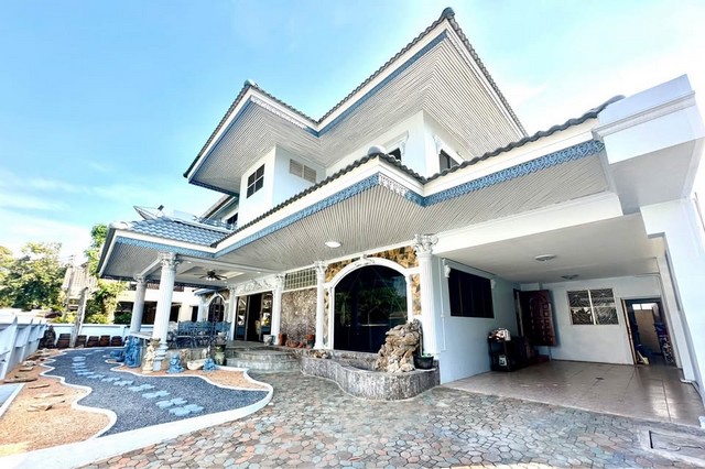 ให้เช่าบ้านเดี่ยว 2ชั้น ตลิ่งชัน-ราชพฤกษ์ ซอยบรมราชชนนี ติด VELO Plaza120ตรว 900ตรม รีโนเวทใหม่ทั้งหลัง ตกแต่งสวยงามพร้อมอยู่รายละเอียด :- เนื้อที่ 120 ตรว- พื้นที่ใช้สอย 900 ตรม- 7 ห้องนอน- 5 ห้องน้ำ- 2 ห้องรับแขก - 1 ห้องนั่งเล่น - 1 ครัวนอก(ทำกับข้าว)- 1 ครัวใน(ห้ามทำกับข้าว)- 2 ที่จอดรถเครื่องใช้ในบ้าน :เตียง&ที่นอน5หลัง (ดูดฝุ่น ฆ่าเชื้อ)>> ห้องนอนใหญ่        ที่นอนหรูระดับไฮเอน        หลัง�