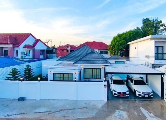 ขายบ้านเดี่ยวชั้นเดียวพลูวิล่า พรประภานิมิตร 13 สยามคันทรีคลับ  บางละมุง  ชลบุรี รหัส AOM 1627บ้านเดี่ยวชั้นเดียวพลูวิล่า พรประภานิมิตร 13 สยามคันทรีคลับ  บางละมุง  ชลบุรี-  บ้านเดี่ยวชั้นเดียวพูลวิลล่า-  พรประภานิมิตร 13 สยามคันทรีคลับ-  เฟอร์นิเจอร์บิ้วอินทั้งหลังเครื่องใช้ไฟฟ้าครบ-  โรงจอดรถ พร้อมสระว่ายน้ำ-  ขนาดพื้นที่ 85 ตรว  - 4 นอน4น้ำ รับแขก -  โซนห้องครัว รับประทา�