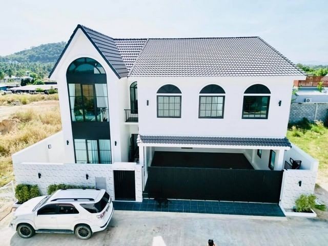 ขาย MODERN LUXURY POOL VILLA  ทุ่งกลม ตาลหมัน 20 ชลบุรีรหัส AOM 1625 ขาย MODERN LUXURY POOL VILLA- พิกัด ใกล้สวนสาธารณะ- ฟังชั่นครบ ตอบโจทย์การอยู่อาศัยด้วยดีไซน์ที่ลงตัว - ฟรีเฟอร์นิเจอร์บิ้วอินและเครื่องใช้ไฟฟ้าครบ ราคาเพียง 18,900,000 บาทเท่านั้น- พื้นที่ 76 ตรว.- เนื้อที่ 304 ตารางเมตร-บ้านพื้นที่ใช้สอยรวม 504 ตรม.- 3 ห้องนอน 6 ห้องน้ำ  -1 ห้องโถงใหญ่-1 ห้องทำงาน -1 ห้องแม่บ้าน- จอดรถภายในได้3 คันแถมฟรี1.ไฟโซล่าเซลล�
