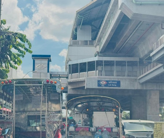 ขายที่ดินพร้อมสิ่งปลูกสร้างตรงข้ามเดอะมอลล์บางแคห่าง mrt หลักสอง 200 เมตรแขวงบางแค เขตบางแค กรุงเทพฯอยู่ในซอยเพชรเกษม 47พื้นที่สีแดง..ทำเลดีขายต่ำกว่าราคาตลาดเป็นเท่าตัวแหล่งเศรษฐกิจมีโฉนด 8 ใบรวมเนื้อที่ 407 ตารางวามีถนนทางเข้าออก รถยนต์เข้าได้มีบ้านเดี่ยว..ชั้นเดียว 1 หลังห่างจากถนนเพชรเกษม 150 เมตรห่างจาก MRT หลักสอง 200 เมตรห่างเดอะมอลล์ 250 เมตรขายเพียง 25 ล้านบา