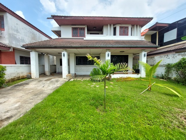 ให้เช่า บ้านเดี่ยว2ชั้น 70 ตรว.  จอดรถได้หลายคัน เลนถนนกว้างขวางมี3ห้องนอน 3ห้องน้ำ  ห้องรับแขก  ห้องครัว  แอร์3เครื่อง พร้อมเฟอร์นิเจอร์บางส่วน  เครื่อใช้ไฟฟ้าไม่มี  จอดรถได้5คัน - มีระบบรักษาความปลอดภัย ,มีกล้องวงจรปิด   เข้า-ออกได้หลายเส้นทางอยู่ถนน พุทธมณฑลสาย3 -  ถนนเพชกษม ,ถนนพุทธมณฑลสาย3 ,ถนนกาญจนาภิเษก  - ใกล้สนามหลวง2,โรงพยาบาลเกษมราษฎร์ บางแค ,มหาวิทยาลัยเอเ