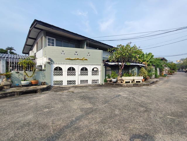 ขายบ้านเดี่ยวนวมินทร์ บ้านเดี่ยวบางกะปิ ใกล้เดอะมอลล์บางกะปิ รถไฟฟ้าสีเหลืองรายละเอียด :กดรูปเพิ่มเติม : https://bit.ly/4aDfeUKhttps://www.winnerestateplus.com/ติดต่อพี่เปี๊ยก Tel : 098-628-7956 บ้านเดี่ยวทำเลเยี่ยมนวมินทร์ 21 บางกะปิ ใกล้เดอะมอลล์บางกะปิ ใกล้สถานีรถไฟฟ้าสายสีเหลืองลำสาลี  สถานีบางกะปิ  ตรงข้ามสนามกีฬาคลองจั่น สวนพฤกษชาติ ตลาดสด ร้านอาหาร มินิมาร์ท ห้างสรรพสินค้า โรงเรียน มหาวิทยา