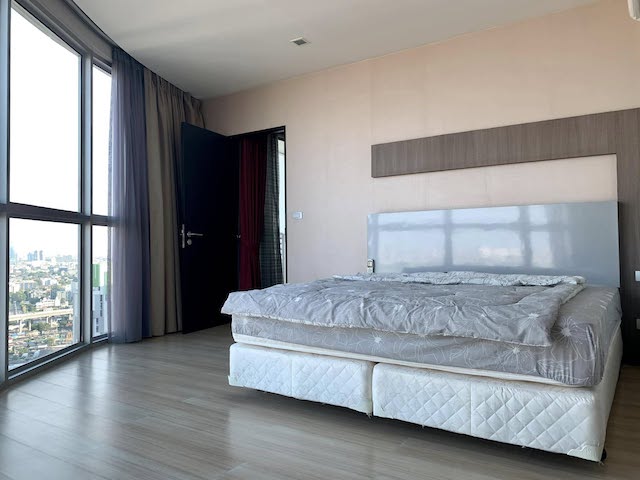 Sky Walk Condominium nice private quiet 33rd floor BTS Phra Khanong