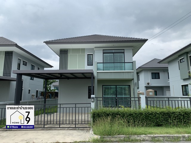 ให้เช่าบ้านเดี่ยว 2 ชั้น ติดถนนสุขุมวิท บ้านฉาง ระยอง   ราคาเช่า 20,000 บาท/เดือน *รวมค่าส่วนกลางแล้ว2 ห้องนอน 3 ห้องน้ำ ที่จอดรถ 2 คันพื้นที่ใช้สอย 164 ตร.ม. สิ่งอำนวยความสะดวก คลับเฮ้าส์, สระว่ายน้ำ, ฟิตเนส, สวนสาธารณะภายในโครงการ, รปภและ CCTV 24 ชม. สถานที่ใกล้เคียงสนามบินอู่ตะเภาโรบินสันบ้านฉางโลตัสบ้านฉางรพ.บ้านฉางหาดพยูนนิคมอุตสาหกรรมมาบตาพุดมอเตอร์เวย์ส่วนต่อขยาย
