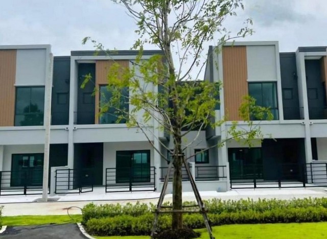 ให้เช่าทาวน์โฮม2ชั้น luxury สวยหรูโครงการ PLENO สุขุมวิท- บางนา 2 (หน้าสุดโครงการวิวหน้าสวน)ที่ดิน 25 ตรว.– 3 ห้องนอน 3 ห้องน้ำ–  พร้อมตกแต่งครบครัน เฟอร์นิเจอร์ใหม่จุดเด่น  ตำแหน่งบ้านเป็นส่วนตัว อยู่ด้านหน้าโครงการ ใกล้ป้อมยาม ไม่มีบ้านตรงข้าม วิวสวนหย่อม  ติดเมกาบางนา เดินทางเข้าออกสะดวก สามารถวิ่งซอยลัดไปขึ้นทางด่วนได้- จอดรถได้ 2 คัน - สระว่ายน้ำขนาด 20 เมตร -สนามเด็