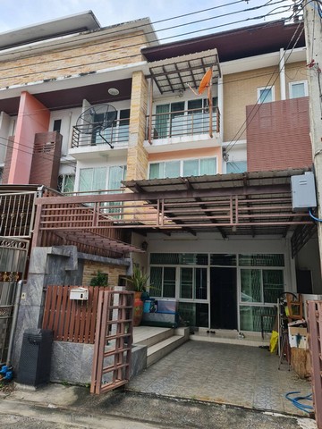 ขายทาวน์โฮม 3 ชั้น บ้านบดินทร์ เอ็กซ์คลูซีฟ ลาดพร้าว 112ขนาด 26.5 ตร.วพื้นที่ใช้สอยประมาณ 250 ตร.มจอดรถได้ 2 คันต่อเติมหลังคาโรงรถและด้านหลังห้องครัว ห้องซักล้าง และต่อเติมด้านหลัง 2 ชั้น ได้พื้นที่ใช้สอยเพิ่มต่อเติมห้องใต้หลังคาชั้น 3 จำนวน 1 ห้องขนาดใหญ่ขนาด 4 ห้องนอน, 4 ห้องน้ำ, 1 ห้องครัว, 1 ห้องนั่งเล่น, 1 ห้องรับแขก, 1 ห้องเก็บของ ทิศตะวันออกเฉียงใต้ที่ตั้ง: ซอยลาดพร้