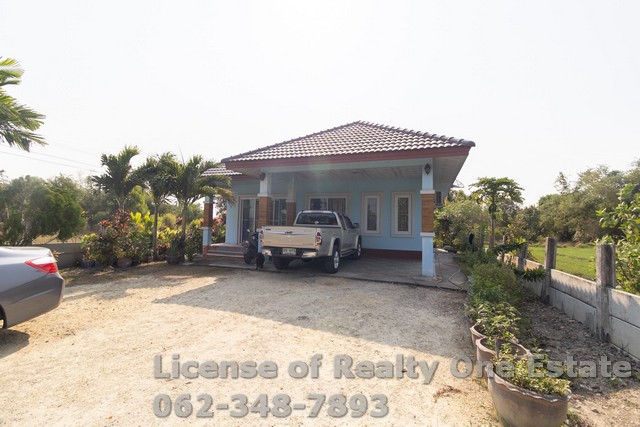 M 9079ขาย ที่ดิน พร้อมบ้าน ต.หัวสำโรง อ.แปลงยาว จ.ฉะเชิงเทรา บรรยากาศบ้านสวนรายละเอียด• บ้านชั้นเดียว 2 หลัง (สร้างใหม่ 1 หลัง)• เนื้อที่ 200 ตรว. บรรยากาศดีมาก บ้านสวยพร้อมอยู่• 3 นอน 3 น้ำ 1 แอร์  / พื้นที่จอดรถได้หลายคัน• หลังบ้านมีพื้นที่ทำสวนขนาดใหญ่ ร่มรื่น• หน้าบ้านหันทิศเหนือ แดดไม่ร้อน• ราคานี้พร้อมโอนทำเลที่ตั้ง• จากถนน 3121 ผ่านเทศบาลแปลงยาว / เลี้ยวซ้ายเลียบคล�