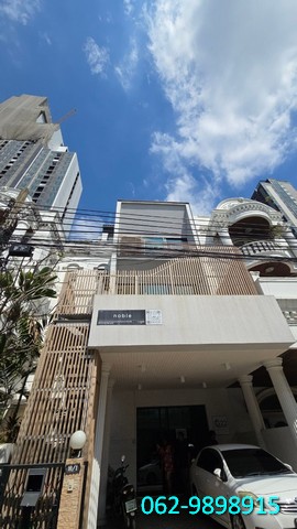 ให้เช่าทาวน์โฮม 4 ชั้น ซอยอารีย์ 2 โครงการราชครู เรสซิเดนซ์ ทำเลดีมาก อยู่ในแหล่งชิคๆ การเดินทางสะดวกมากๆเหมาะสำหรับทำธุรกิจ ร้านอาหาร ร้านWine Office พักอาศัย และ อื่นๆ- ให้เช่าชั้น2-4 - เป็น พื้นที่ว่าง ไม่ได้กั้นเป็นห้อง- ทั้งหมด 3ห้องน้ำ แอร์ 6 ตัว- พื้นที่ใช้สอย 380 ตรม.- ราคาค่าเช่า 85,000 บ/เดือน- ราชครูเรสซิเด้นท์  ซอยอารีย์2ที่ตั้ง ซอยพหลโยธิน 5 (ซอยราชครู) แขวง สามเสนใน เข�