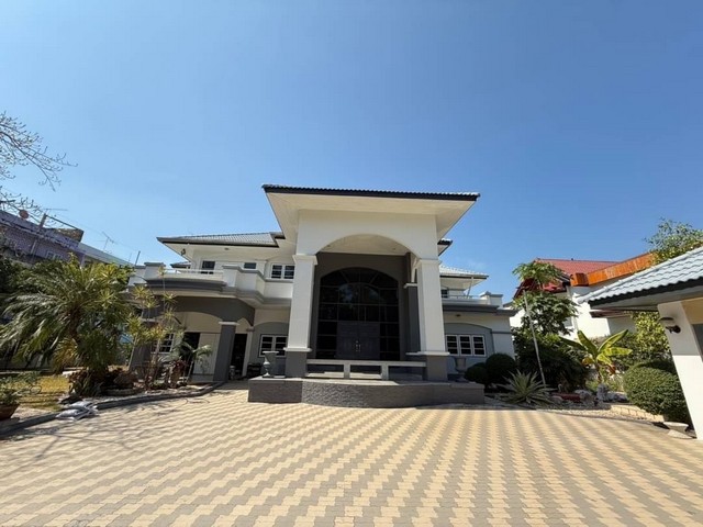 ขายบ้านเดี่ยวหลังใหญ่พระยาสัจจา บ้านหรูริมทะเลอ่างศิลา มบ.บ้านริมทะเลอ่างศิลา เนื้อที่ 254 ตารางวา หลังมุม ตกแต่งพร้อมเฟอร์ครบ เนื้อที่เยอะ ร่มรื่น บ้านพักตากอากาศโทร. 095-196-4242 (คุณจุ๊)Line ID : jll689FB page : https://www.facebook.com/ChulaluckHomeliving/จุดเด่นบ้านเดี่ยวหลังมุมหลังใหญ่ มีความหรูหรา รีโนเวทใหม่ทั้งหลัง ทำเลเมืองใหม่ชลบุรี อยู่เส้นพระยาสัจจา เดินทางสะดวก อิฐแดงทั้งหลังรายละเอียด- 5 ห้