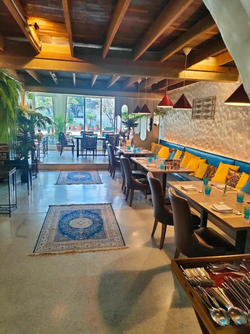 &nbsp;สอบถามข้อมูลเพิ่มเติมโทร 081-311-1717เซ้งร้านอาหารแนวยุโรป-หรูหรา-อบอุ่น&nbsp; #พระราม9 #ซอย45-ทำเลดีเยี่ยม ห่างจากถนนใหญ่เพียง 350 เมตร- พร้อมอุปกรณ์ครบ สามารถดำเนินกิจการต่อได้ทันที&nbsp;ที่จอดรถ:* จอดหน้าร้านและในพื้นที่ได้ประมาณ 8 คัน* ที่จอดมอเตอร์ไซค์สำหรับพนักงาน 8-10 คัน* สามารถจอดรถริมทางเท้าในซอยได้อีกหลายสิบคัน&nbsp;#บ้านขนาดใหญ่2ชั้น Renovate ใหม่ทั้งหลัง 180 ตารางวา&nbsp;ชั้�