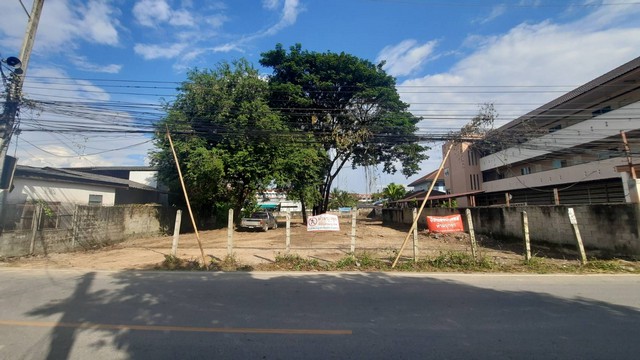 ขายที่ดินสันทราย ทำเลดี เหมาะสำหรับสร้างบ้านที่พักอาศัยหรือลงทุนในอสังหาฯ กำไรตั้งแต่แรกซื้อ!✅ใกล้ม.แม่โจ้ ✅ใกล้โรงพยาบาลสันทราย__________________________________________________เดินทางสะดวก ใกล้ห้างสรรพสินค้า โรงพยาบาล และ สถานศึกษาชั้นนำใกล้แหล่งอำนวยสะดวกหลัก ✅ ห้างสรรพสินค้าแจ่มฟ้า 350 เมตร✅ มหาวิทยาลัยแม่โจ้  500 เมตร✅ โรงพยาบาลสันทราย 3 กิโลเมตร__________________________________________________พิกัดที่ดิน : หน้�