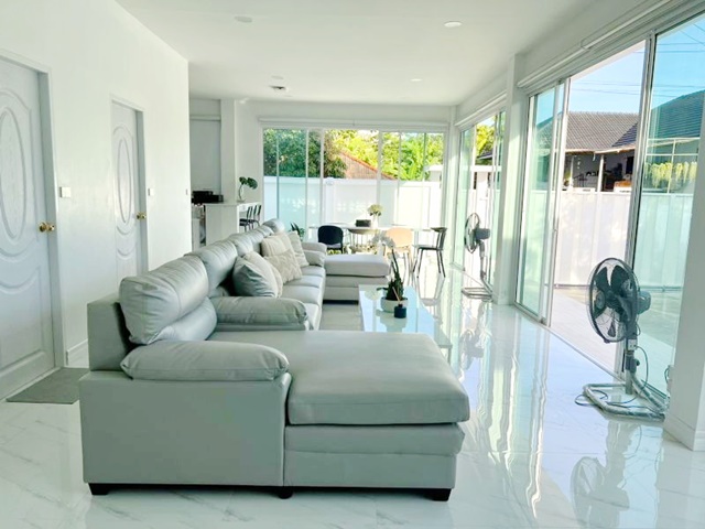เดอะ พาซิโอ มอลล์ 200ม. สนามบินสุวรรณภูมิ 3.8กม. บ้าน 5นอน โมเดิร์นมินิมอล 2 ชั้น 80 ตร.วา. 350 ตร.ม. โรบินสัน ลาดกระบัง1 800ม.