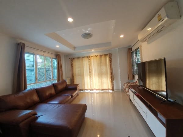 ให้เช่าบ้านเดี่ยวย่านดอนเมืองชวนชื่นโมดัส แจ้งวัฒนะ ใกล้สนามบินดอนเมือง3นอน3น้ำตกแต่งสวยแอร์เฟอร์ครบเช่า 26000บาท/เดือน ถ.แจ้งวัฒนะที่ตั้ง : 19 ถนนแจ้งวัฒนะ  ตำบลคลองเกลือ  อ.ปากเกร็ด  จ.นนทบุรี รายละเอียด-มี3ห้องนอน3ห้องน้ำ-แอร์3เครื่อง เฟอร์นิเจอร์ครบ-เนื้อที่57ตารางวา 200ตารางเมตร-มีสระว่ายน้ำ/ฟิตเสนในโครงการ-ใกล้สนามบินดอนเมือง***ราคาเช่าเดือนละ26,000บาท***ติดต่อค�