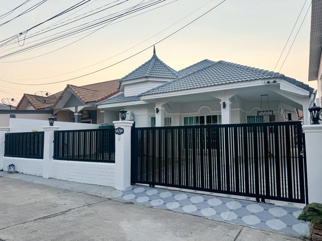 AOM 1661????บ้านเดี่ยว 54ตรว. ซอยเนินพลับหวาน 3 นอน 2 น้ำ ตกแต่งครบ หิ้วกระเป๋าเข้าอยู่ได้เลย เฟอร์นิเจอร์และของตกแต่งให้ทุกชิ้นตามรูป ใกล้ถนนสุขุมวิทพัทยากลาง  ใกล้เซเว่น ใกล้ธนาคาร ใกล้โรงเรียน ราคา  3,790,000 บาทพร้อมชุดตู้โชว์ชั้นวางทีวี 3 เมตรชุดโซฟาแอร์ 4 เครื่อง  ห้องนั่งเล่น,ห้องนอนทุกห้องตู้เย็นขนาดใหญ่ 13.9คิวเครื่องทำน้ำอุ่น 2 เครื่องปั้มน้ำ+ถังสำรองน้ำชุดโต๊ะอ�