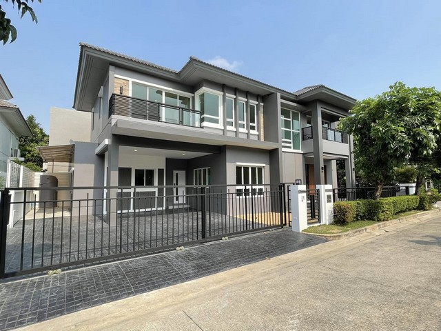 บางกอก บูเลอวาร์ด สาทร-ปิ่นเกล้า บนทำเลใจกลางราชพฤกษ์ขาย - บ้านมือสองตกแต่งใหม่ โครงการ บางกอก บูเลอวาร์ด สาทร-ปิ่นเกล้า จาก SC ASSET เนื้อที่ 72.7 ตร.ว. บนพื้นที่ใช้สอยกว่า 330.08 ตร.ม. ฟังก์ชัน 4 ห้องนอน 4 ห้องน้ำ จอดรถได้ 3 คัน บนทำเลใจกลางราชพฤกษ์ ใกล้ห้างเซ็นทรัล เวสวิลล์, ทางพิเศษประจิมรัถยา พร้อมเชื่อมสู่สาทร-ปิ่นเกล้า ได้อย่างรวดเร็วรายละเอียด (รหัส: B7909)ราคา: 12,900,000 บาทชื�