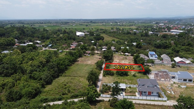 ขายที่ดินแม่วาง บ้านกาด แม่วาง เชียงใหม่พื้นที่ 162  ตรว. ราคาเพียง 600000 บาท (รวมโอน)โฉนด นส.4 จ. ครุฑแดง  พร้อมโอนที่ดินถมแล้ว วิวภูเขา.......................ห่างจากสถานที่สำคัญตลาดสดบ้านกาด (อุ้ยคำ) เซเว่นอีเลฟเว่น และ  บิกซี เพียง   1.5  กม.โรงพยาบาลแม่วาง และที่ว่าการอำเภอแม่วาง 4.5 กม.สนามบินเชียงใหม่ –ห้างโรบินสัน 31 กม.ตัวเมืองเชียงใหม่ – ถนนคนเดิน  33 กม................................สนใจติดต่อ คุณพีช  0