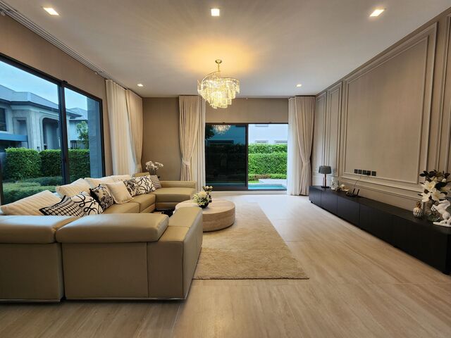 Grand Bangkok Boulevard Sukhumvit - Srinakarin with pool, 5 mins from Bangkok Pattana Intl School