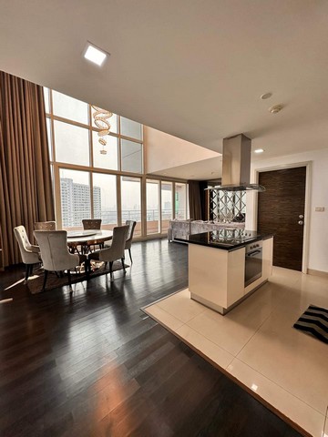 Watermark Chaophraya River.BTS: Krung Thon BuriSize: 265 sqm., 3 bedrooms, 3 bathrooms Floor: 26-28 unblocked view Rental price: 150,000baht/month Selling price: 35,000,000bahtRef.: 118574Listing Detail: www.rent-bangkok-condo.com/properties/118574/Co-agents are welcome. - - -Contact us for more information or arrange a viewing:Email. rbc.rentbangkokcondo@gmail.comCall. 066-0588-655Line ID: @rentbangkokcondohttps://lin.ee/9cMeMxeWhatsapp: 0660588655Wechat 微信: rentbangkokcondo